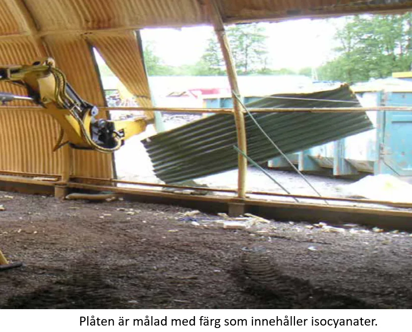 Rivning med grävmaskin inne i en byggnad